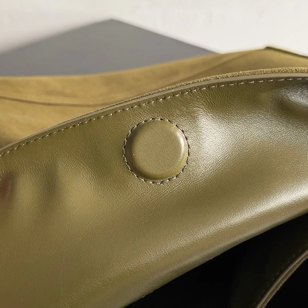 Batch 2080 Bottega Veneta, the flagship product of the 2024 autumn and winter, is making a splash from the catwalk to the streets. It not only brings a strong retro atmosphere, but also can easily interpret different styles through a variety of matching methods. Whether it is a smart and elegant workplace look or casual and comfortable daily wear, fully imported calfskin is a fashion element you can’t miss! Style number: 803977 Size: 41*20*8cm